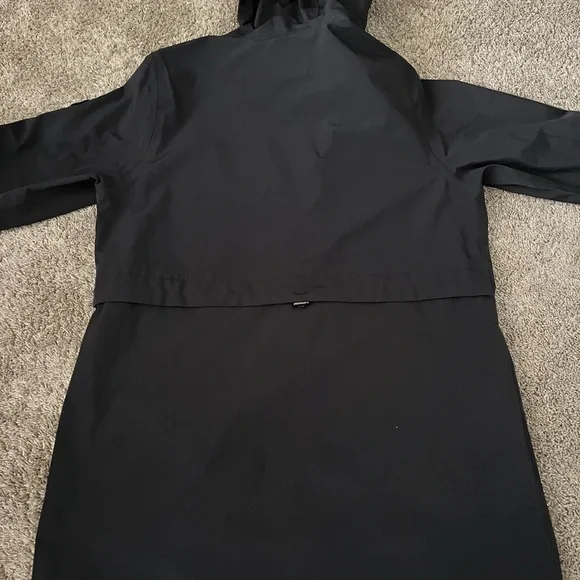 Vuori Women Palisades Rain Jacket Color Dark Oregano Black Size Medium - Picture 2 of 9